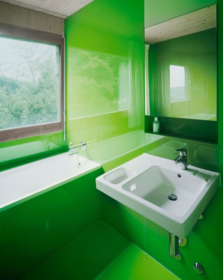 idées-salle-bain-vert-panneau-mural-verre-baignoire