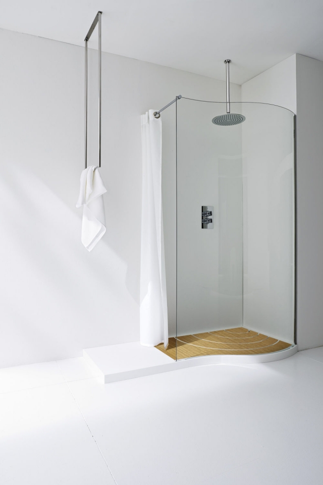 idée-originale-receveur-de-douche-salle-de-bain-blanche