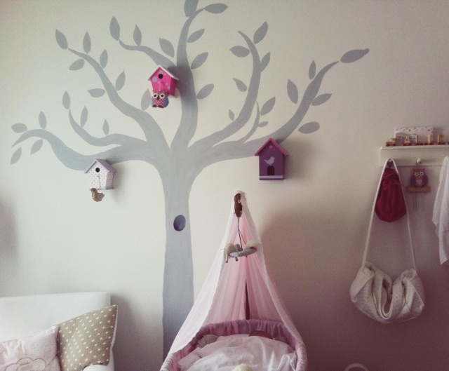 idée-déco-chambre-fille-arbre-mur-cabanes-oiseaux