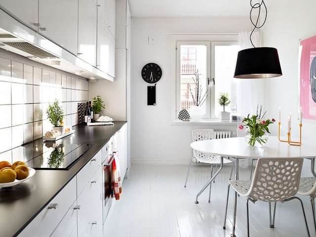 idée de déco cuisine moderne blanche accents-noirs