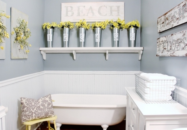 idées de déco salle de bain accents-vintage-fleurs-jaunes