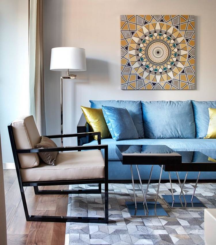 idée-déco-salon-moderne-tableau-mandala-canapé-bleu-lampadaire
