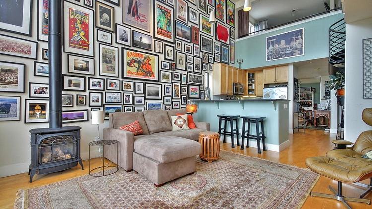 idée-déco-salon-ouvert-moderne-plusieurs-cadres-photos-posters