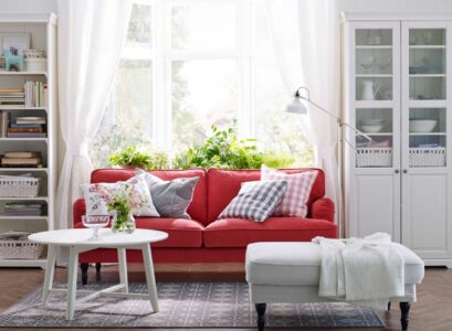 idée déco salon –rouge-canape-rouge-accent-meubles-blancs