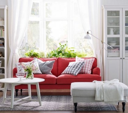idée déco salon –rouge-canape-rouge-accent-meubles-blancs