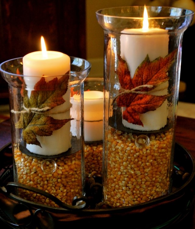 idée-originale-décoration-de-table-automnale-bougeoirs-verre-feuilles-maïs