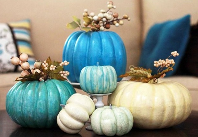 idée-originale-décoration-de-table-automnale-citrouilles-blanches-bleues