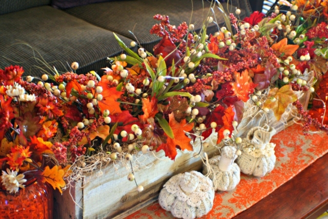 idée-originale-décoration-de-table-automnale-citrouilles-feuilles