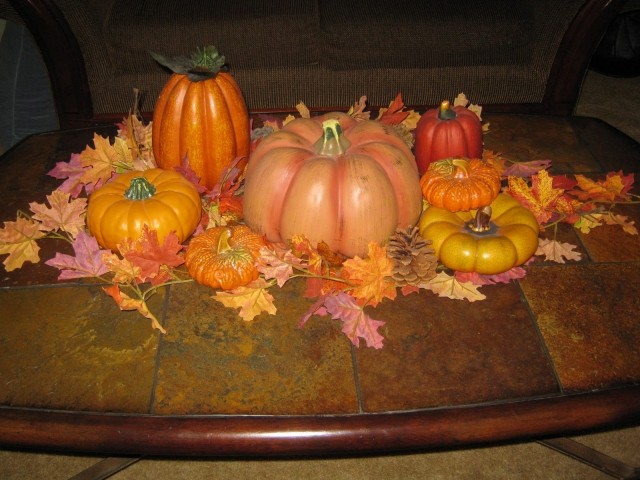 idée-originale-décoration-de-table-automnale-citrouilles-oranges-jaunes-cônes-de-pin