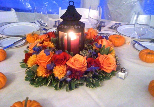 idée-originale-décoration-de-table-automnale-citrouilles-oranges-roses-lanternes