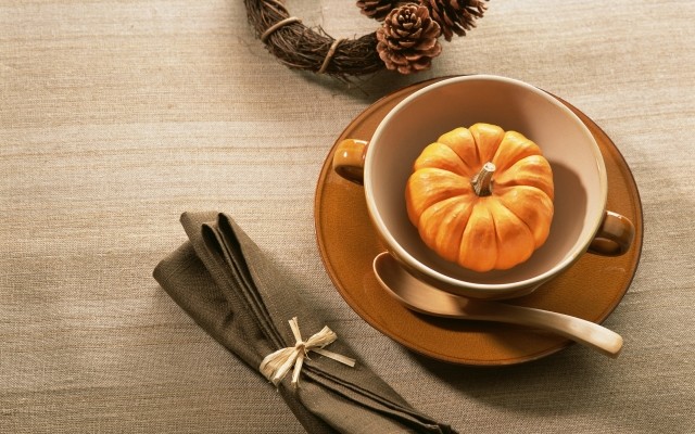 idée-originale-décoration-de-table-automnale-citrouilles-oranges-serviettes