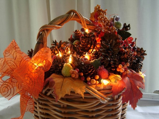 idée-originale-décoration-de-table-automnale-cône-de-pin-feuilles