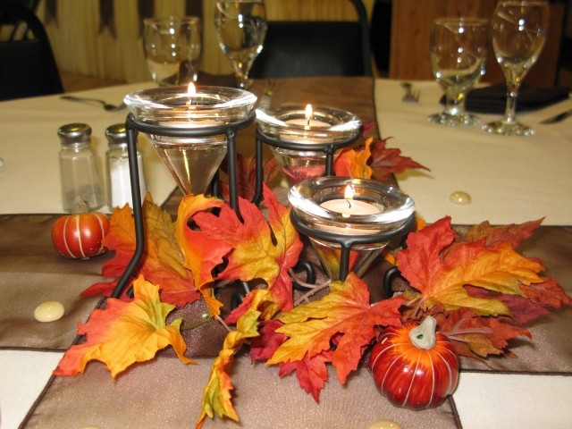 idée-originale-décoration-de-table-automnale-feuilles-citrouilles-bougeoirs
