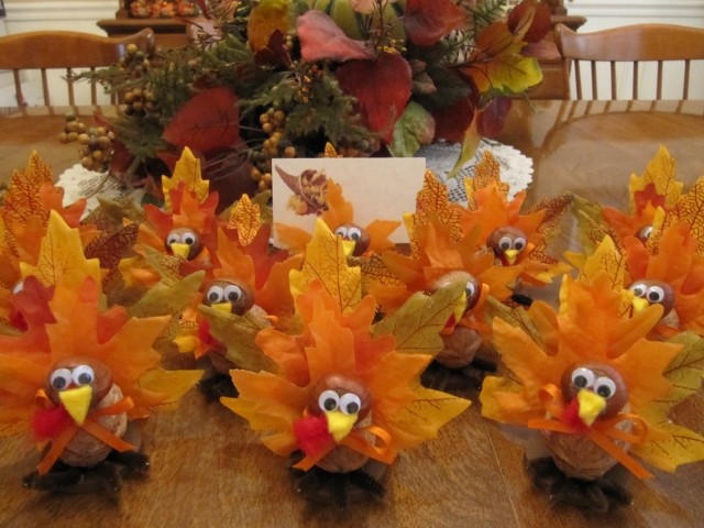 idée-originale-décoration-de-table-automnale-feuilles-petits-poulets