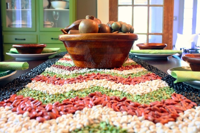 idée-originale-décoration-de-table-automnale-haricots-blancs-verts
