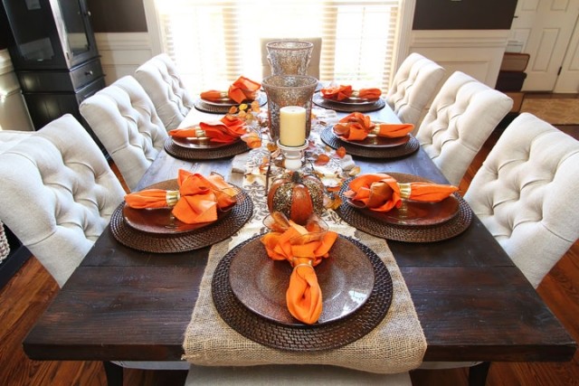 idée-originale-décoration-de-table-automnale-serviettes-oranges-bougies