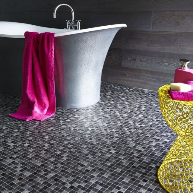 idée-originale-mosaïque-sol-carreaux-aspect-bois-murs