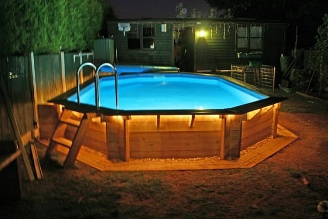 idée-originale-piscine-hors-sol-bois-beau-luminaire
