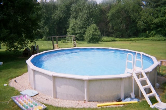 idée-originale-piscine-hors-sol-enfant-échelle