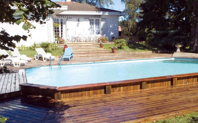 idée-originale-piscine-hors-sol-jardin-revêtement-bois
