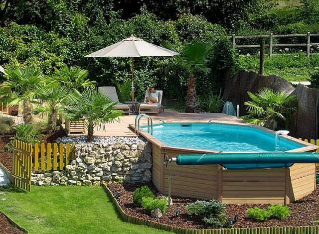 idée-originale-piscine-hors-sol-revêtement-bois-palmier