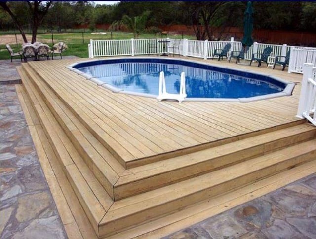 idée-originale-piscine-hors-sol-revêtement-bois-plateforme