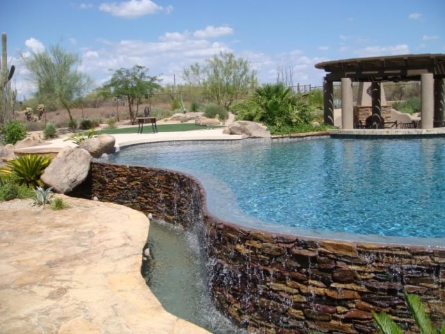 idée-originale piscine hors sol revêtement-pierres