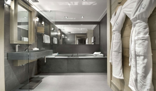 idée-originale-salle-de-bain-grise-baignoire-grand-miroir