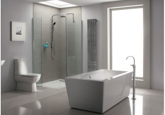 idée-originale salle de bain grise carreaux-baignoire-toilettes-blanc-douche