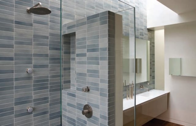idée-originale-salle-de-bain-grise-carreaux-céramique-paroi-verre