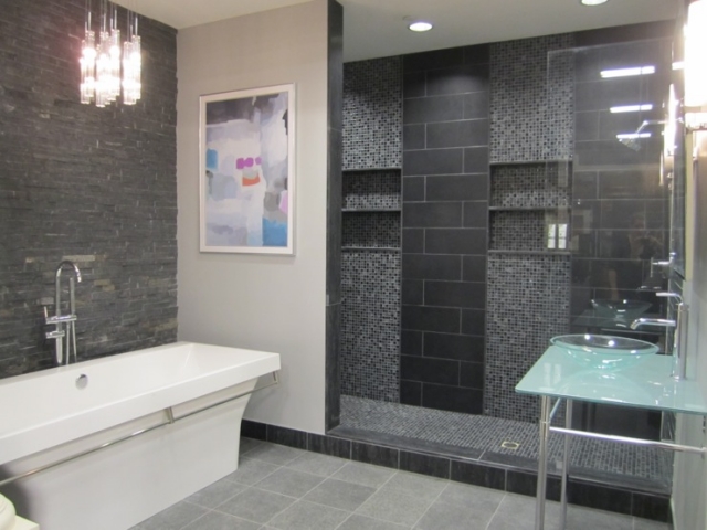 idée-originale-salle-de-bain-grise-carreaux-mosaïque-baignoire-lavabo