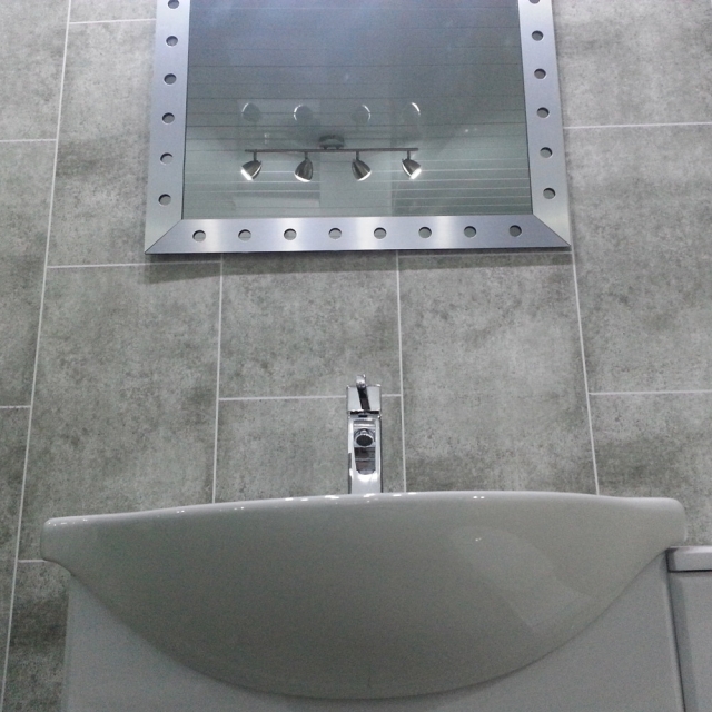 idée-originale-salle-de-bain-grise-lavabo-luxe-miroir