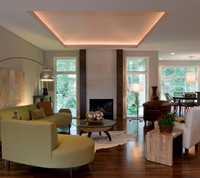 idée-originale-éclairage-indirect-led-plafond-forme-rectangulaire-salon