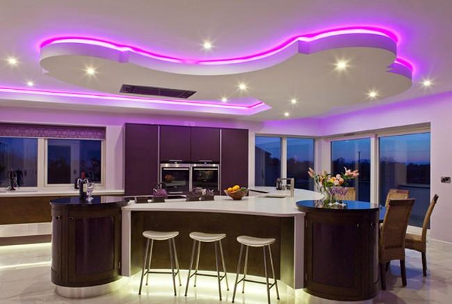 idée-originale-éclairage-indirect-led-plafond-violet-étoiles
