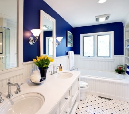 idée-super-déco-salle-bain-blanc-bleu-tulipes-jaunes