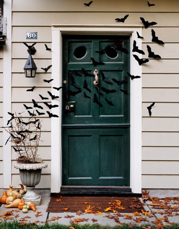 idées-décoration-Halloween-affreuse-chauve-souris-noires-porte-entrée