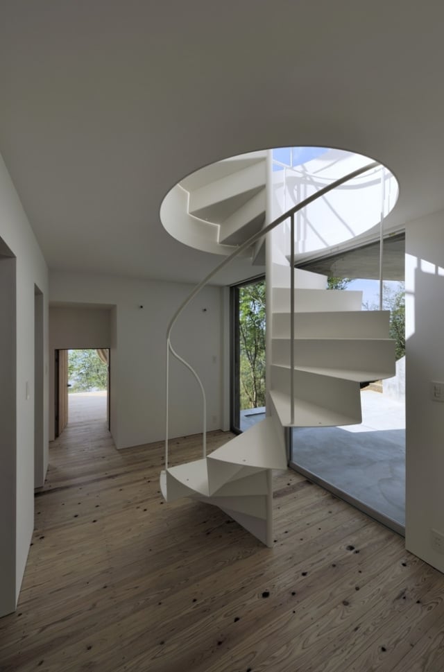idées-escalier-colimaçon-blanc-moderne-élégant-rampe-métallique
