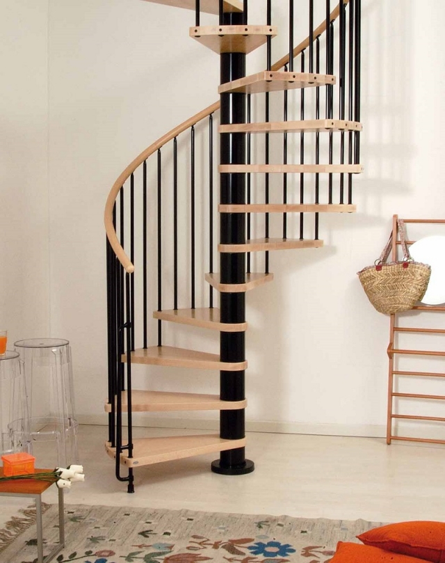 idées-escalier-colimaçon-bois-garde-corps-métallique-noir-rampe-bois
