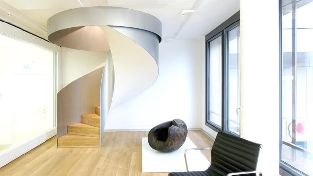 idées-escalier-colimaçon-gris-clair-bois-moderne-design 