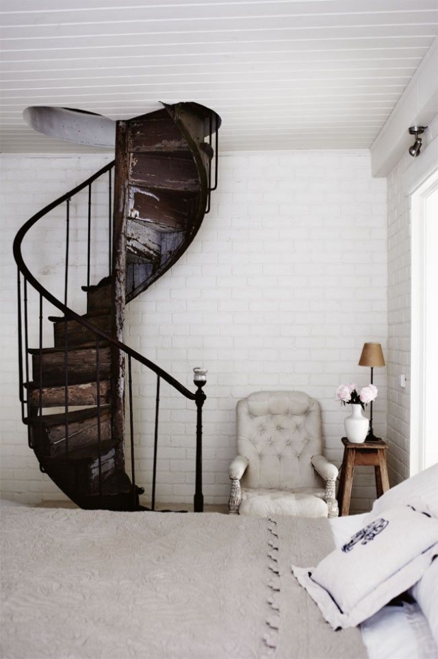 idées-escalier-colimaçon-intérieur-bois-métal-rustique-chambre-coucher
