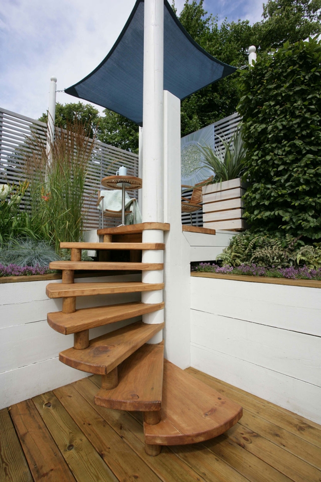 idées-escalier-colimaçon-marches-bois-terrasse-extérieur 