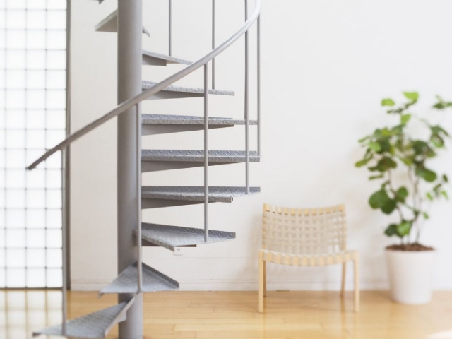 idées-escalier-colimaçon-marches-grises-métalliques-rampe-métallique
