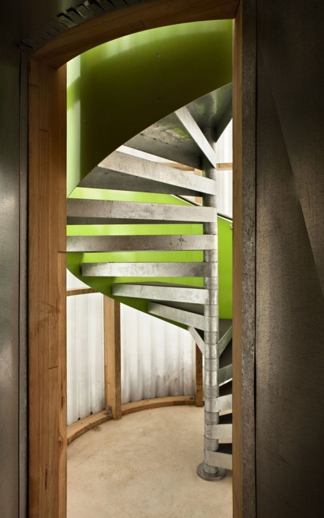 idées-escalier-colimaçon-monotube-métallique-accents-vert-réséda 