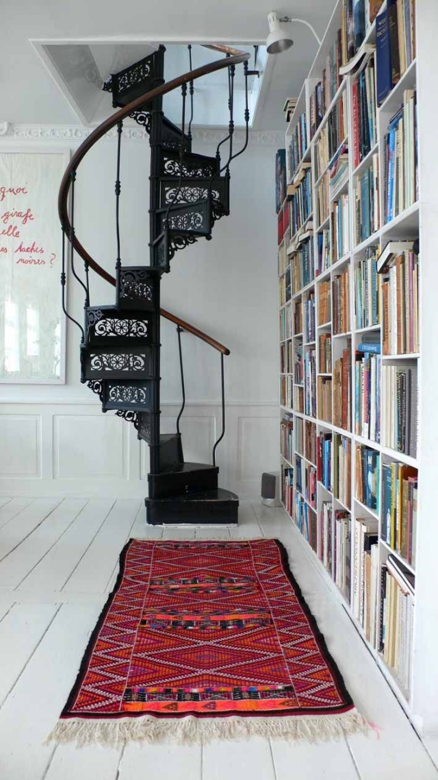 idées-escalier-colimaçon-métallique-noir-rampe-bois 