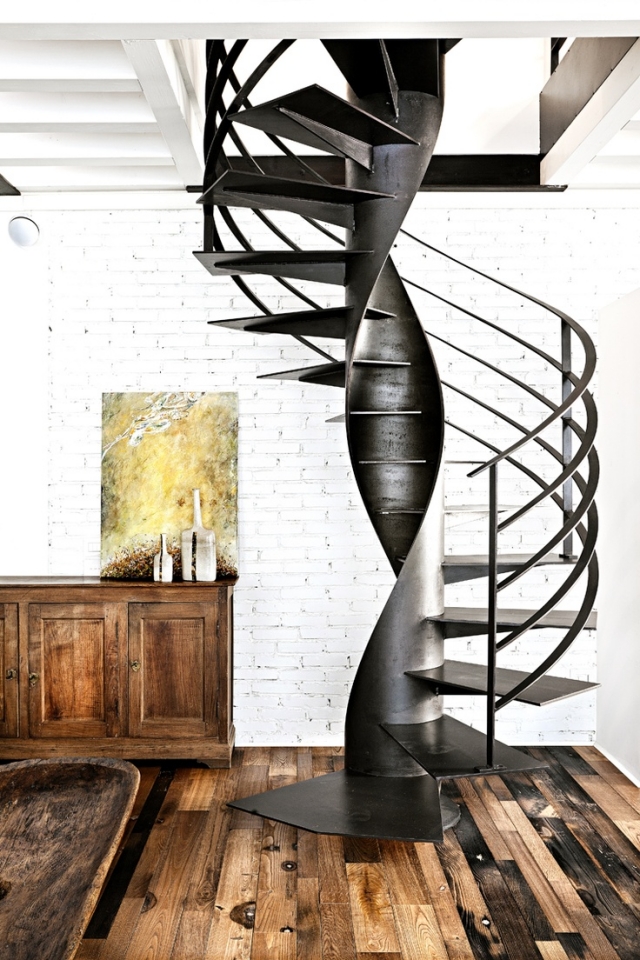 idées-escalier-colimaçon-noir-métallique-rampe-parquet 