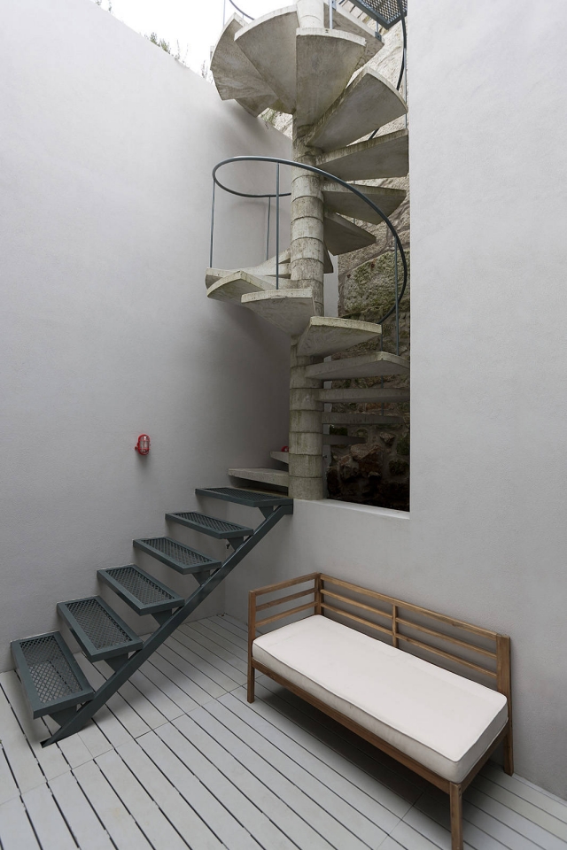 idées-escalier-colimaçon-rampe-métallique-marches-blanches-rustique 