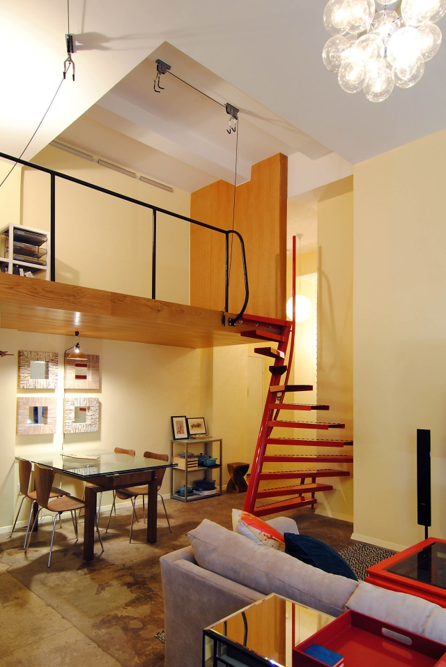 idées-escalier-colimaçon-rouge-brillant-rampe 