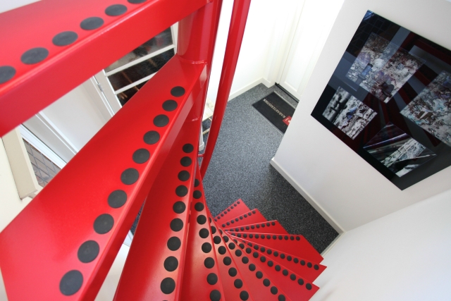 idées-escalier-colimaçon-rouge-pois-noirs-monotube 