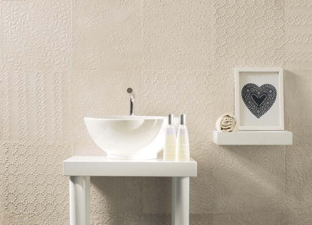 idées-originales-carrelage-de-salle-de-bain-motifs-ronds-déco-coeur