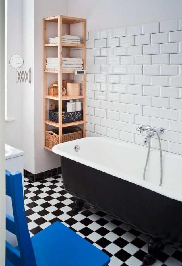 idées-pour-petite-salle-de-bain-étagères-bois-sol-damier-baignoire-noir-blanc